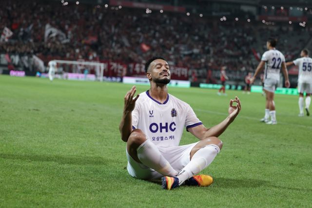 안양 모따가 31일 서울월드컵경기장에서 열린 서울과 K리그1 원정경기에서 후반 막판 2번째 골을 성공시킨 뒤 독특한 골 세리머니를 펼치고 있다. 사진제공｜한국프로축구연맹