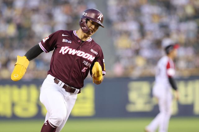 키움 송성문이 31일 잠실구장에서 열린 LG전에서 전력질주를 하며 3루를 돌고 있다. 송성문은 이날 4타수 2안타 1타점 3득점 1도루 맹활약으로 팀의 6-5 신승을 이끌었다. 사진제공｜키움 히어로즈