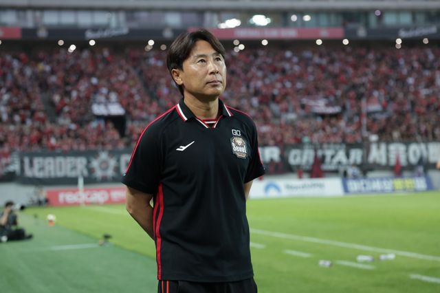 김기동 서울 감독이 31일 서울월드컵경기장에서 열린 안양과 K리그1 홈경기를 앞두고 그라운드를 응시하고 있다. 사진제공｜한국프로축구연맹