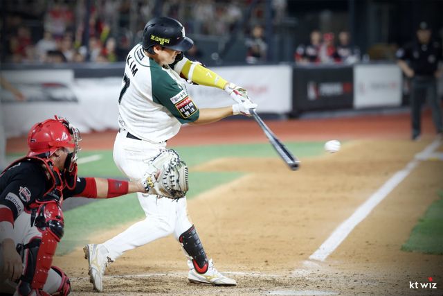 KT 김상수가 31일 수원KT위즈파크에서 열린 KIA와 홈경기 9회말 끝내기 2타점 2루타를 치고 있다. 사진제공｜KT 위즈