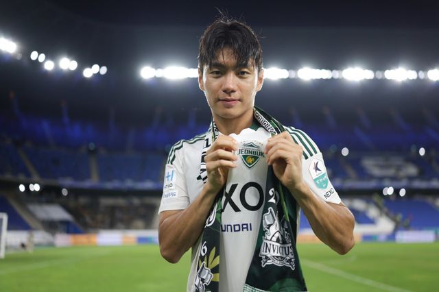 전북 전진우가 30일 울산문수경기장에서 열린 울산과 K리그1 원정경기에서 쐐기골로 팀의 2-0 승리를 이끈 뒤 유니폼의 엠블럼을 들어보이며 기뻐하고 있다. 사진제공｜한국프로축구연맹