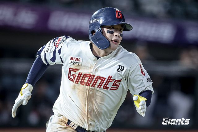 롯데 자이언츠 이호준이 31일 사직 두산전에서 3호 홈런을 터트렸다. 사진제공｜롯데 자이언츠