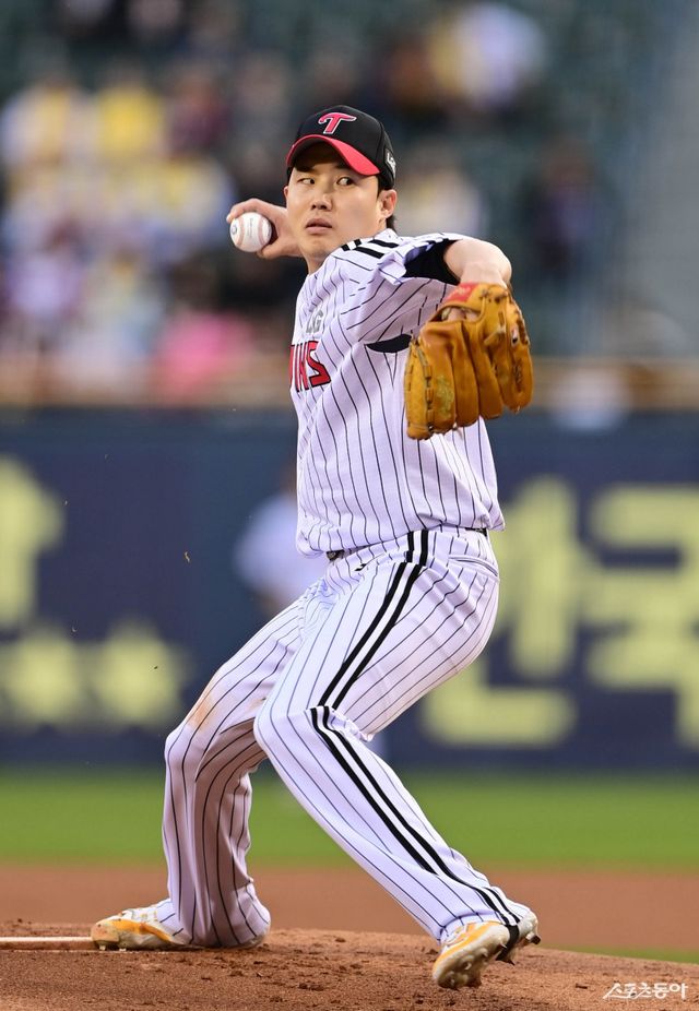 LG 임찬규는 1일까지 올해 24경기에 나서 144.1이닝을 소화해 토종 투수들 중 유일하게 규정이닝을 달성했다. 2년 만에 다시 144이닝 고지를 밟은 그는 “규정이닝은 선발투수의 덕목”이라며 이후에도 계속 목표로 내세울 것이란 의견을 밝혔다. 스포츠동아DB