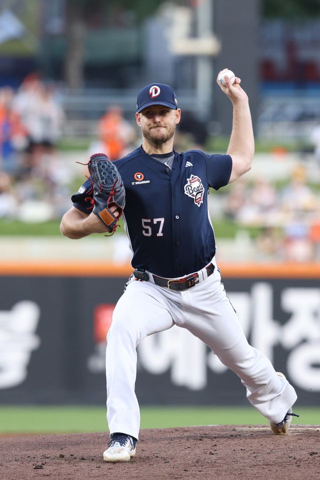 두산 베어스 콜어빈은 최근 4경기 중 3차례나 5이닝 이전에 강판됐고, 이 경기에서 5개 이상의 볼넷을 허용했다. 조성환 감독대행은 “불펜 전환도 영점이 잡히지 않으면 의미가 없다”며 “우리 선수니까, 방법을 찾을 수 있도록 함께 고민하겠다”고 밝혔다. 사진제공｜두산 베어스