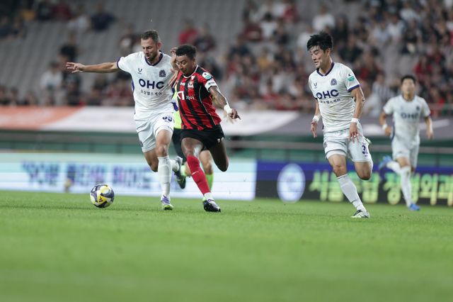 서울 주장 린가드(가운데)와 안양 수비수 토마스가 31일 서울월드컵경기장에서 열린 K리그1 경기에서 치열한 볼 경합을 하고 있다. 사진제공 ｜한국프로축구연맹