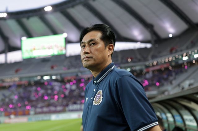 안양 유병훈 감독이 31일 서울월드컵경기장에서 열린 서울과 K리그1 ‘연고지 더비’를 앞두고 그라운드를 응시하고 있다. 사진제공｜한국프로축구연맹