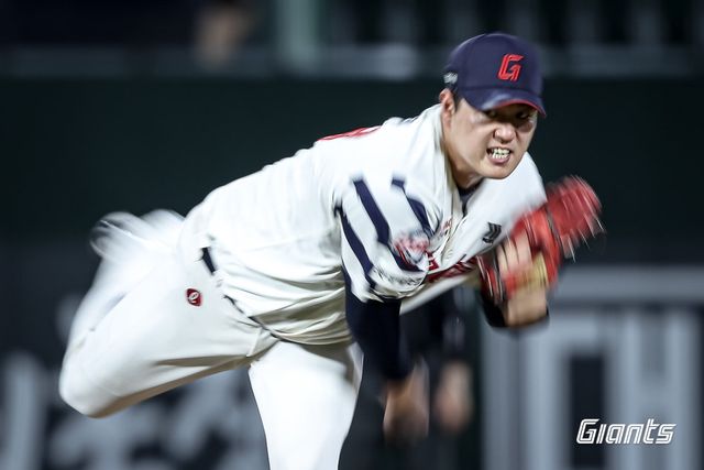 롯데 나균안이 8월 31일 사직구장에서 열린 두산과 홈경기 4회초 양의지의 강습 타구에 맞고 교체됐다. 맨 처음 벤치의 교체 지시를 고사한 나균안은 한 타자를 더 상대한 뒤 김태형 롯데 감독의 뜻에 따랐다. 롯데는 나균안의 집념을 이어 두산을 5-1로 제압하고 4위를 지켰다. 사진제공｜롯데 자이언츠