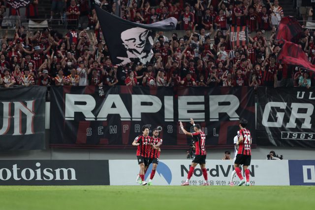 서울 선수들이 31일 서울월드컵경기장에서 열린 안양과 K리그1 ‘연고지 더비’에서 후반 2분 상대 권경원의 자책골로 동점을 만든 뒤 자축하고 있다. 사진제공｜한국프로축구연맹