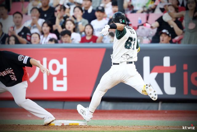 KT 유준규가 30일 수원KT위즈파크에서 열린 KIA전 2회말 내야안타로 출루하고 있다. 유준규는 계속된 2사 1·3루서 이중도루를 시도하다 포수 한준수와 크게 충돌했다. 사진제공｜KT 위즈