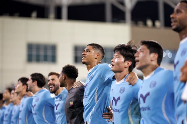 대구 선수들이 8월 30일 수원FC와 홈경기에서 3-1 승리를 거둔 뒤 어깨동뭄를 하고 관중 앞에서 기뻐하고 있다. 사진제공｜한국프로축구연맹