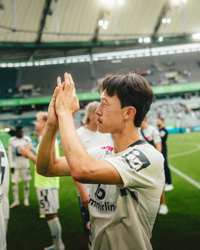 이재성이 1일(한국시간) 폭스바겐 아레나에서 끝난 볼프스부르크와 분데스리가 2라운드 원정경기에서 1-1로 비긴 뒤 팬들에게 인사하고 있다. 사진출처｜마인츠 페이스북