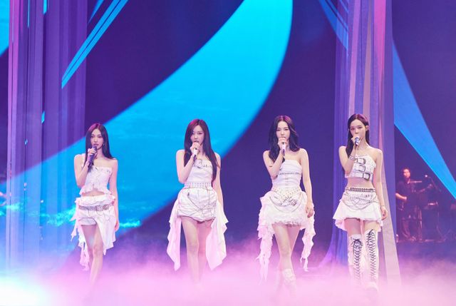 강렬한 사운드와 비주얼로 대변되는 ‘쇠맛’ 정체성을 품은 에스파는 그들의 3번째 콘서트 ‘싱크:액시스 라인’에서 생생한 밴드 사운드까지 더해, 한층 넓어진 음악적 스펙트럼을 드러내기도 했다.. 사진제공 | SM 엔터테인먼트