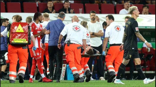 아우크스부르크 펠하우어(가운데)가 지난달 31일(한국시간) WWK 아레나에서 벌어진 바이에른 뮌헨과 2025~2026시즌 분데스리가 2라운드 홈경기 막판 상대 보이(앞줄 빨간 유니폼)와 공중볼 경합을 한 뒤 뇌진탕을 입어 들것에 실려나가고 있다. 당시 보이는 미적지근한 반응을 보이며 비판을 자초했고, 결국 SNS를 통해 사과 메시지를 전달했다. 사진출처│분데스리가 공식 홈페이지