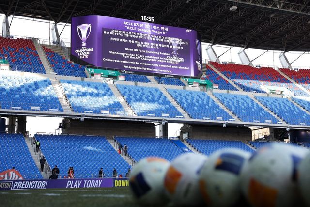 아시아축구연맹(AFC)는 “7월 30일 열린 징계 및 윤리위원회 회의에서 산둥 타이산에 대해 향후 2년간 모든 AFC 주관 대회 참가 금지와 함께 5만 달러(약 6915만 원)의 벌금을 부과하기로 했다”고 4일 밝혔다.&nbsp;출전 금지 기간은 2027~2028 시즌까지다. 징계 사유가 된 2월 19일 산둥 타이산이 기권한 울산전을 앞두고 울산문수경기장 전광판에 경기 취소 안내 문구가 띄워져 있다. 사진제공｜한국프로축구연맹