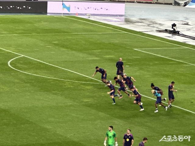 4일 대구스타디움에서 열린 ‘아시아투어 에디션’ 친선경기 하프타임에는, 이례적으로 선발로 출전한 다수의 선수들이 경기장에 그대로 남아 쿨다운 러닝을 진행하는 장면이 포착됐다. 곧장 새벽에 출국하기 위해 경기가 끝난 뒤 곧장 이동해야 하는 빠듯한 일정 때문이다. 대구｜백현기 기자 hkbaek@donga.com