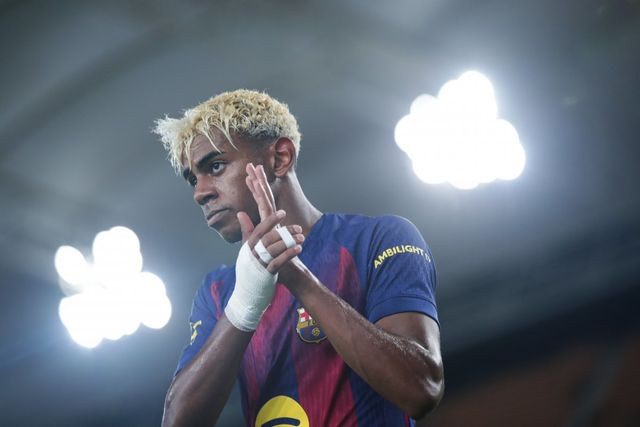 바르셀로나 라민 야말이 4일 대구스타디움에서 열린 대구와 친선경기 도중 팬들에게 인사하고 있다. 사진제공｜올리브크리에이티브