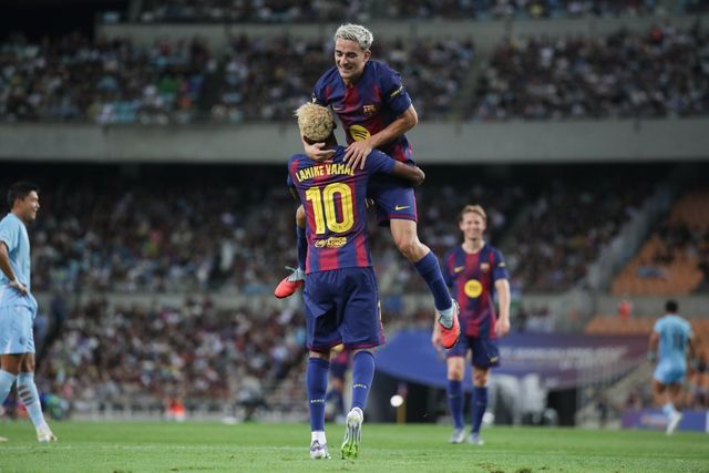 바르셀로나 미드필더 가비(위)가 4일 대구스타디움에서 열린 대구와 친선경기에서 선제골을 터트린 뒤 라민 야말에게 안기며 기쁨을 드러내고 있다. 사진제공｜올리브크리에이티브