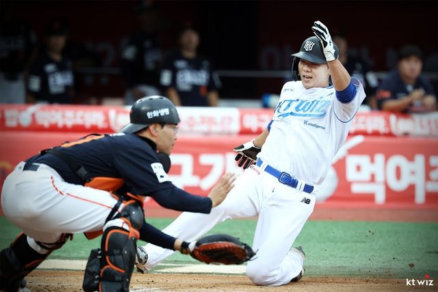 KT 이정훈(오른쪽)은 끊임없는 노력으로 데뷔 9년차인 올해 기량을 꽃피우고 있다. 사진제공｜KT 위즈