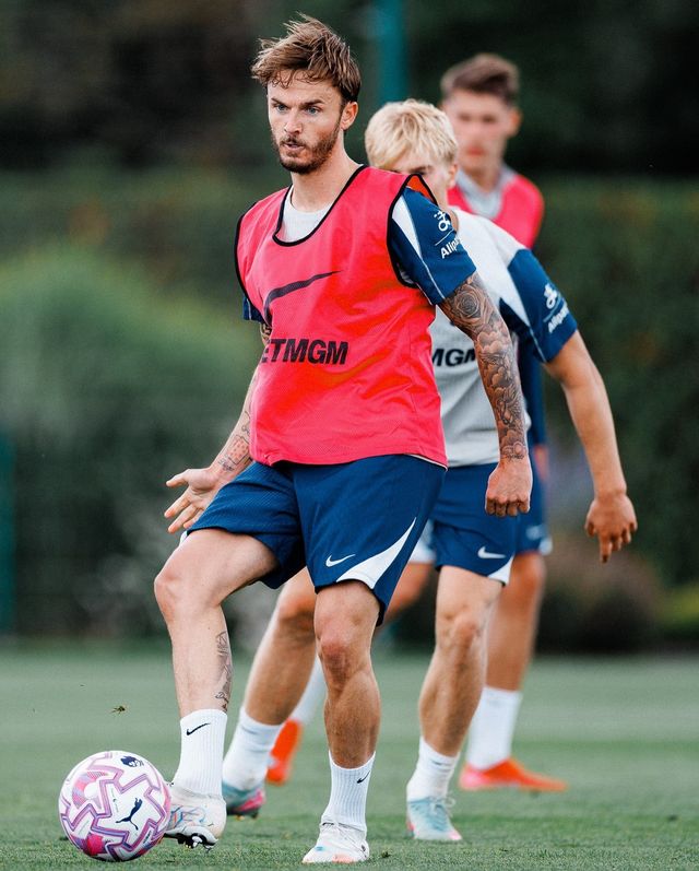 토트넘 제임스 매디슨이 3일 서울월드컵경기장에서 열린 뉴캐슬(잉글랜드)과 ‘2025 쿠팡플레이 시리즈’ 2경기에서 후반전 교체 출전했지만, 후반 35분 오른 무릎에 불편함을 느끼며 쓰러졌다. 프리시즌 훈련을 소화하고 있는 매디슨. 사진출처｜토트넘 페이스북