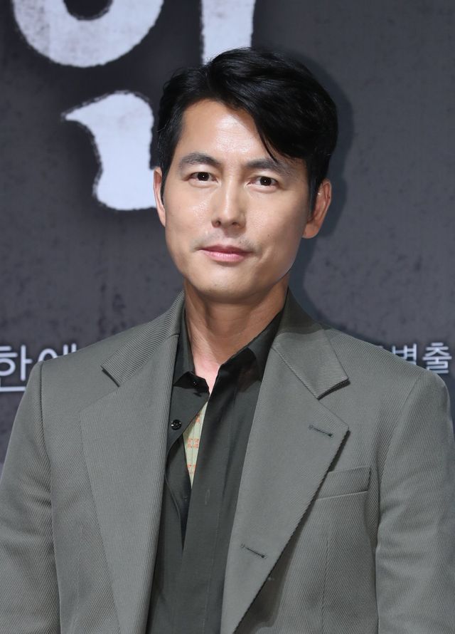 【서울=뉴시스】조수정 기자 = 배우 정우성이 영화 ‘인랑’ 제작보고회가 열린 18일 오전 서울 강남구 CGV압구정에서 포즈를 취하고 있다. 영화 인랑은 오는 7월 개봉한다. 2018.06.18. chocrystal@newsis.com