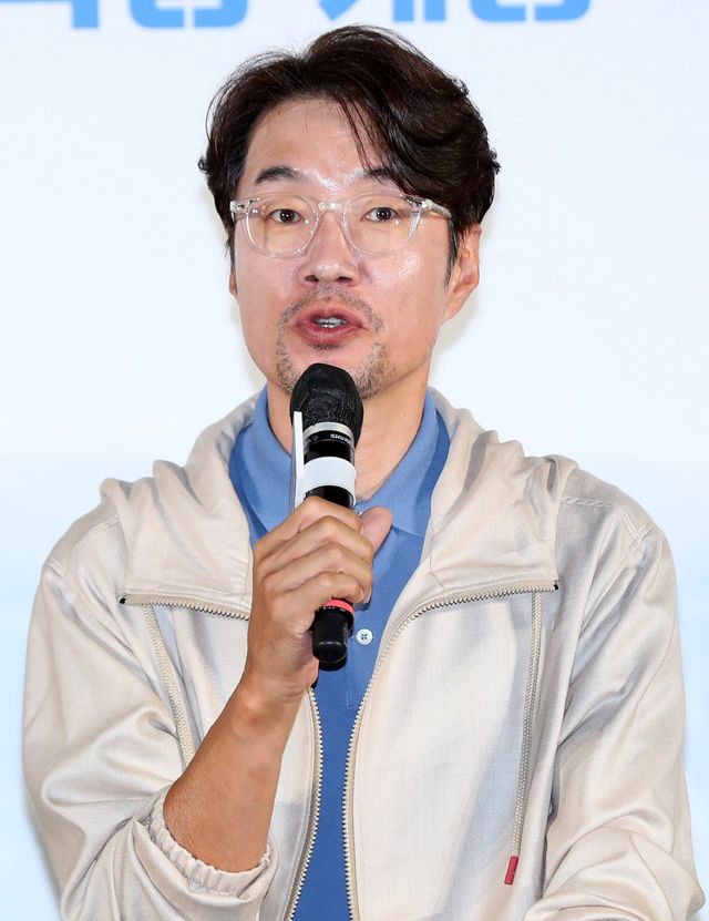 [서울=뉴시스] 김혜진 기자 = 배우 송영규가 22일 오전 서울 광진구 롯데시네마 건대입구에서 열린 영화 ‘행복의 나라’(감독 추창민) 제작보고회에서 인사말을 하고 있다. ‘행복의 나라’는 1979년 10월 26일, 상관의 명령에 의해 대통령 암살 사건에 연루된 박태주(이선균)와 그의 변호를 맡으며 대한민국 최악의 정치 재판에 뛰어든 변호사 정인후(조정석)의 이야기를 그린다. 오는 14일 개봉. 2024.07.22. jini@newsis.com