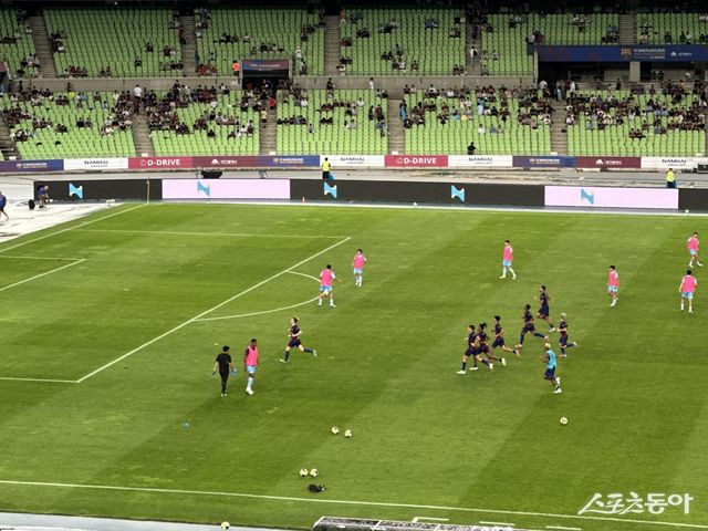 4일 대구스타디움에서 열린 ‘아시아투어 에디션’ 친선경기 하프타임에는, 이례적으로 선발로 출전한 다수의 선수들이 경기장에 그대로 남아 쿨다운 러닝을 진행하는 장면이 포착됐다. 곧장 새벽에 출국하기 위해 경기가 끝난 뒤 곧장 이동해야 하는 빠듯한 일정 때문이다. 대구｜백현기 기자 hkbaek@donga.com