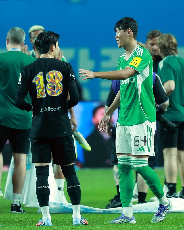 토트넘 양민혁(18번)과 뉴캐슬 박승수가 3일 서울월드컵경기장에서 열린 프리시즌 친선경기를 마친 뒤 대화하고 있다. 상암｜뉴시스