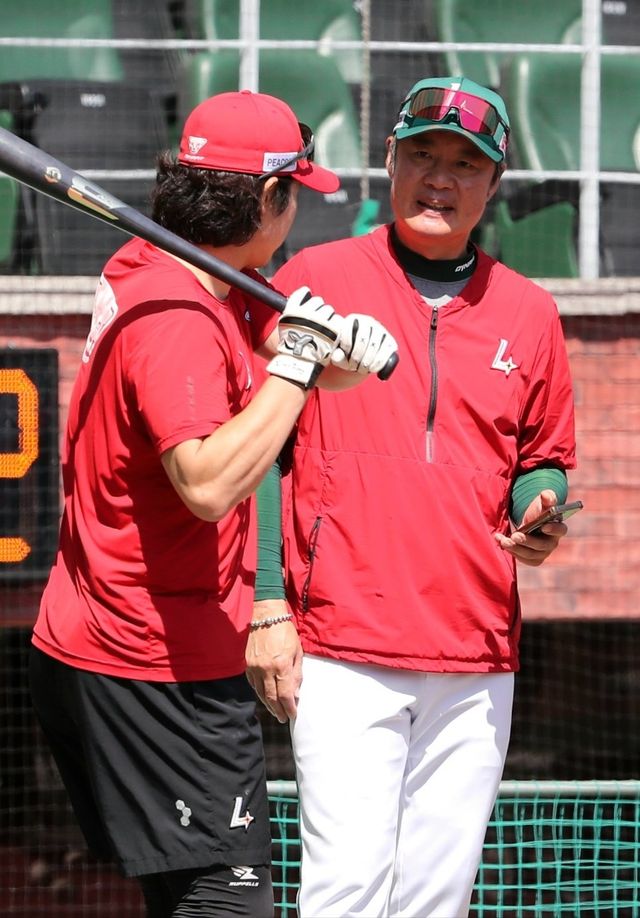 SSG 최정(왼쪽)이 인천 SSG랜더스필드에서 강병식 타격코치와 함께 훈련 도중 대화를 나누고 있다. 강 코치는 최정에게 최대한 솔직하고 정확한 피드백을 줘 그의 최근 반등을 이끌어냈다. 사진제공｜SSG 랜더스