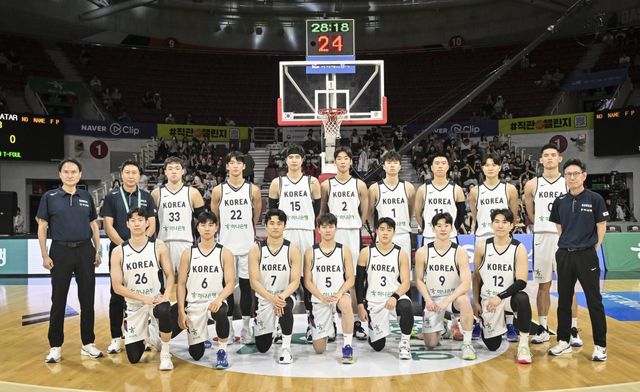 안준호 감독(왼쪽)이 이끄는 남자농구국가대표팀이 6일 오후 5시 호주와 ‘2025 FIBA 아시아컵’ 조별리그 첫 경기를 치른다. 장신군단 호주는 쉽지 않은 상대지만, 조직력을 앞세워 최선을 다하겠다는 각오다. 사진제공｜대한민국농구협회
