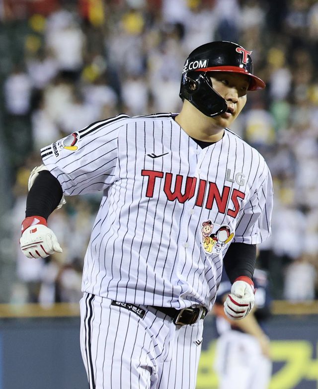 LG 문보경은 5일 잠실구장에서 열린 ‘2025 신한 SOL 뱅크 KBO리그’ 두산과 홈경기에서 역전 결승 3점홈런을 뽑아내며 팀의 4-2 승리를 이끌었다. LG는 6월 14일 이후 52일만에 단독 선두로 올라섰다. 문보경이 7회말 3점홈런을 쳐낸 뒤 그라운드를 돌고 있다. 잠실｜뉴시스