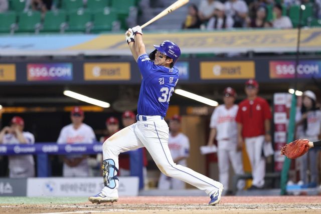 삼성 김영웅이 5일 인천 SSG랜더스필드에서 열린 SSG전 4회초 2사 주자 없는 상황에서 문승원을 상대로 좌중간 담장을 넘기는 솔로홈런을 때리고 있다. 김영웅은 이날 멀티 홈런을 날리며 팀의 6-2 승리를 이끌었다. 8월에만 3홈런을 날리며 쾌조의 컨디션을 자랑하고 있다. 사진제공｜삼성 라이온즈
