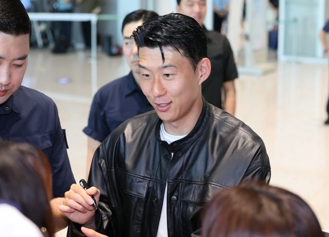 손흥민이 토트넘을 떠나 미국 LAFC행이 임박한 가운데 일본과 중국 매체들도 연일 관련 소식을 전하며 뜨거운 관심을 보이고 있다. 5일 인천국제공항을 통해 미국으로 출국하며 팬들에 사인하는 모습. 인천국제공항｜뉴시스