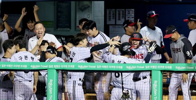 LG는 5일 잠실구장에서 열린 ‘2025 신한 SOL 뱅크 KBO리그’ 두산과 홈경기에서 7회말 터진 문보경의 역전 결승 3점홈런을 앞세워 4-2로 이겼다. LG는 6월 14일 이후 52일만에 단독 선두로 올라섰다. LG 선수들이 문보경의 7회말 3점홈런 직후 환호하고 있다. 잠실｜뉴시스