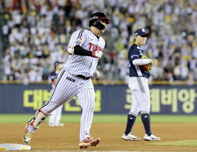 LG 문보경(왼쪽)은 5일 잠실구장에서 열린 ‘2025 신한 SOL 뱅크 KBO리그’ 두산과 홈경기에서 역전 결승 3점홈런을 뽑아내며 팀의 4-2 승리를 이끌었다. LG는 6월 14일 이후 52일만에 단독 선두로 올라섰다. 문보경이 7회말 3점홈런을 쳐낸 뒤 그라운드를 돌고 있다. 잠실｜뉴시스