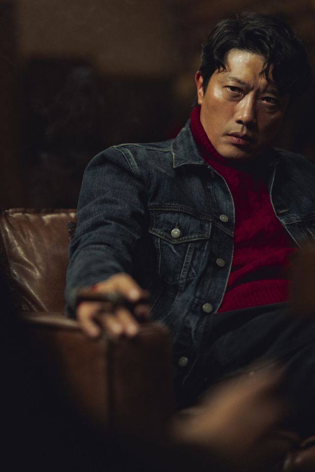 박희순이 박찬욱 감독 영화 ‘어쩔수없다’에서 변화무쌍하고 입체적인 캐릭터 선출 역을 맡아 극에 활기를 불어넣는다. 사진제공 | CJ ENM