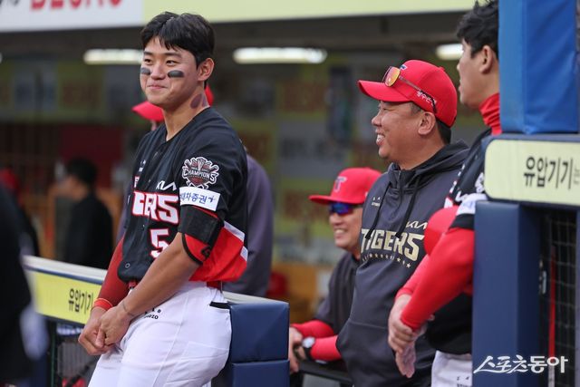 KIA 김도영(왼쪽)과 이범호 감독. 사진제공｜KIA 타이거즈