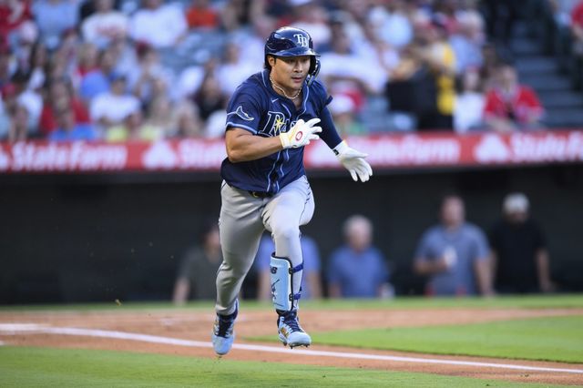 탬파베이 레이스 김하성이 5일(한국시간) LA 에인절스와 원정경기에서 3타수 1안타 1볼넷을 기록하며 연속경기 멀티출루에 성공했지만, 팀은 1-5로 패했다. 김하성이 1회초 첫 타석서 안타를 쳐낸 뒤 1루로 질주하고 있다. LAㅣAP뉴시스