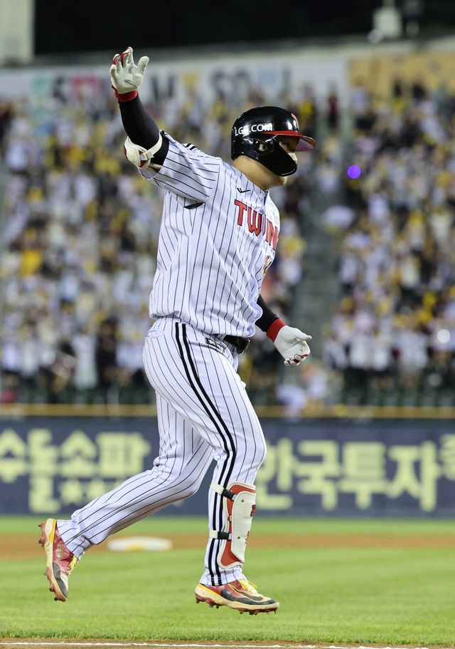 LG 문보경은 5일 잠실구장에서 열린 ‘2025 신한 SOL 뱅크 KBO리그’ 두산과 홈경기에서 역전 결승 3점홈런을 뽑아내며 팀의 4-2 승리를 이끌었다. LG는 6월 14일 이후 52일만에 단독 선두로 올라섰다. 문보경이 7회말 3점홈런을 쳐낸 뒤 베이스를 돌고 있다. 잠실｜뉴시스