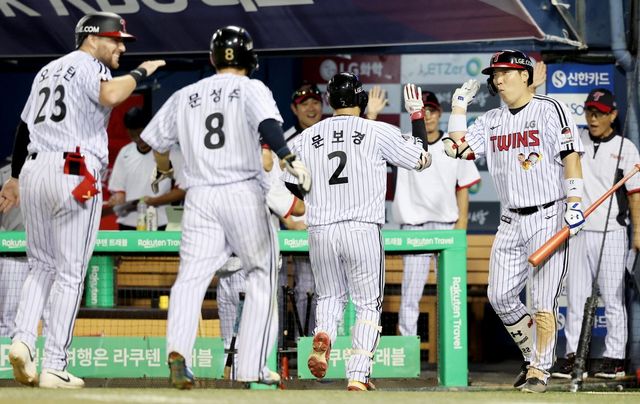 LG 오스틴, 문성주, 문보경, 김현수(왼쪽부터)가 5일 잠실구장에서 열린 ‘2025 신한 SOL 뱅크 KBO리그’ 두산과 홈경기에서 문보경의 7회말 3점홈런 이후 환호하고 있다. 4-2로 승리를 거둔 LG는 6월 14일 이후 52일만에 단독 선두로 올라섰다. 잠실｜뉴시스