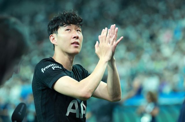 손흥민이 3일 서울월드컵경기장에서 뉴캐슬전을 마친 뒤 팬들에게 인사하고 있다. 상암｜뉴시스