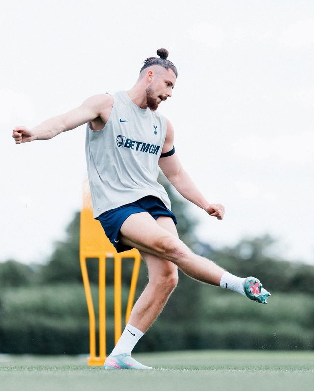 장기부상 중인 토트넘의 중앙수비수 라두 드라구신. 사진출처｜토트넘 홋스퍼 페이스북