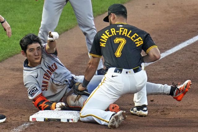 샌프란시스코 이정후(왼쪽)는 5일(한국시간) PNC파크에서 열린 ‘2025 MLB’ 피츠버그전에서 7번타자 중견수로 선발출전해 시즌 9번째 3루타를 터트렸다. 피츠버그(미 펜실베이니아주)｜AP뉴시스