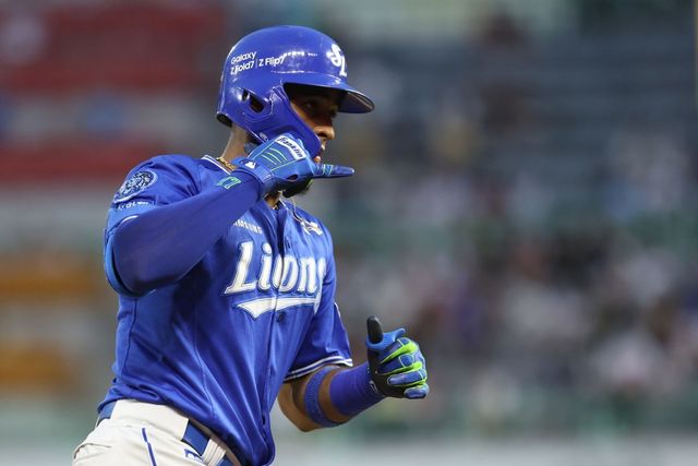 삼성 르윈 디아즈가 5일 인천 SSG랜더스필드에서 열린 2025 KBO리그 SSG전에서 4회초 역전 3점홈런을 터트린 뒤 그라운드를 돌고 있다. 디아즈의 스리런포를 앞세운 삼성은 SSG를 6-2로 꺾고 5연패에서 벗어났다. 사진제공｜삼성 라이온즈