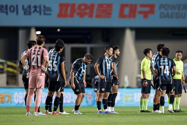K리그1 최하위 대구는 2년 연속 강등 위기에 빠졌다. 분위기를 바꿀 수 있는 요소가 적고 위닝 멘탈리티도 사라진 모습이다. 사령탑이 제시한 ‘정규라운드 잔여 9경기에서 5승’도 달성 가능성이 낮은 목표라 걱정이 크다. 사진제공│한국프로축구연맹