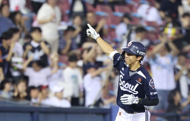 두산 김민석은 6일 잠실 LG와 원정경기에서 8회초 결승 우월 2점포를 터트렸다. 그는 최근 침체한 흐름에서 벗어나며 반등의 계기를 마련했다. 잠실｜뉴시스