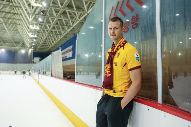 광주는 6일 “아이슬란드 국가대표 출신 스트라이커 프리드욘슨을 영입했다”고 공식 발표했다. 196cm의 탄탄한 피지컬을 바탕으로 공중볼 경합과 헤더에 강점을 보인다. 사진제공｜광주FC