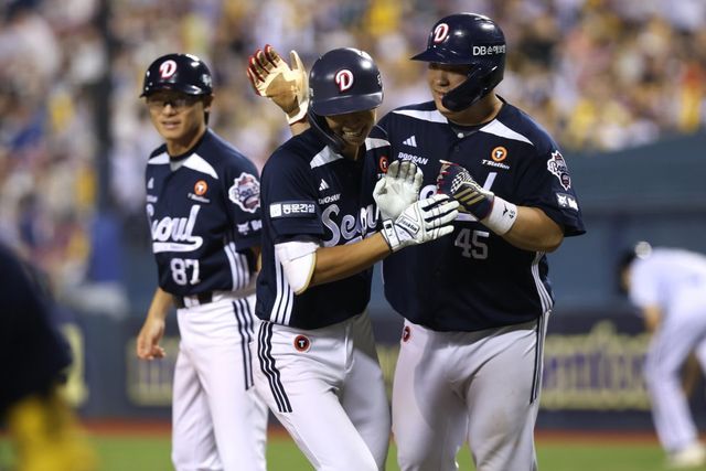 두산 김민석(가운데)은 6일 잠실 LG와 원정경기에서 8회초 결승 우월 2점포를 터트렸다. 그는 최근 침체한 흐름에서 벗어나며 반등의 계기를 마련했다. 사진제공｜두산 베어스