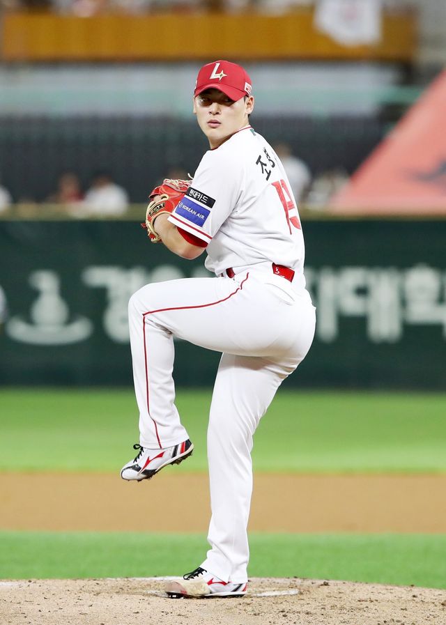 SSG 조병현이 6일 인천 SSG랜더스필드에서 열린 삼성전 9회초에 등판해 힘차게 공을 던지고 있다. 이날 조병현은 1이닝 무실점 호투로 팀의 5-4 승리를 이끌며 시즌 21번째 세이브를 수확했다. 사진제공｜SSG 랜더스