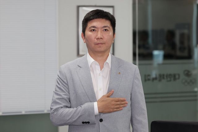 유승민 대한체육회장은 5일 대한탁구협회로부터 견책 징계를 받았다. 탁구협회 스포츠공정위는 그가 탁구협회장 재직 시절 직무 태만 등의 행위가 문제가 됐다고 판단했다. 대한체육회장 자리를 내려놔야 하는 초유의 사태는 피했지만 리더십에 타격을 입었다. 뉴시스