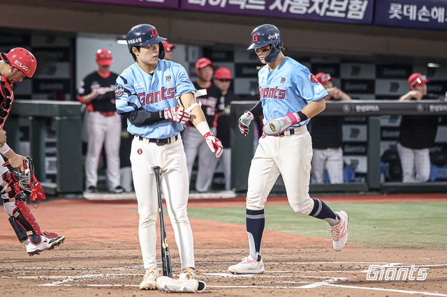 롯데 한태양이 6일 사직구장에서 열린 KIA전 2회말 1사 만루서 밀어내기 볼넷을 얻어낸 뒤 팔꿈치 보호대를 벗고 있다. 사진제공｜롯데 자이언츠